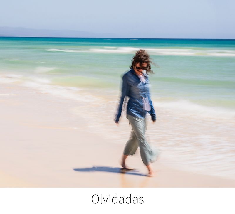 Fotografía que tiene función de botón. Fotografía tomada en la isla de Fuerteventura. Fotografía perteneciente al proyecto fotográfico Olvidadas.